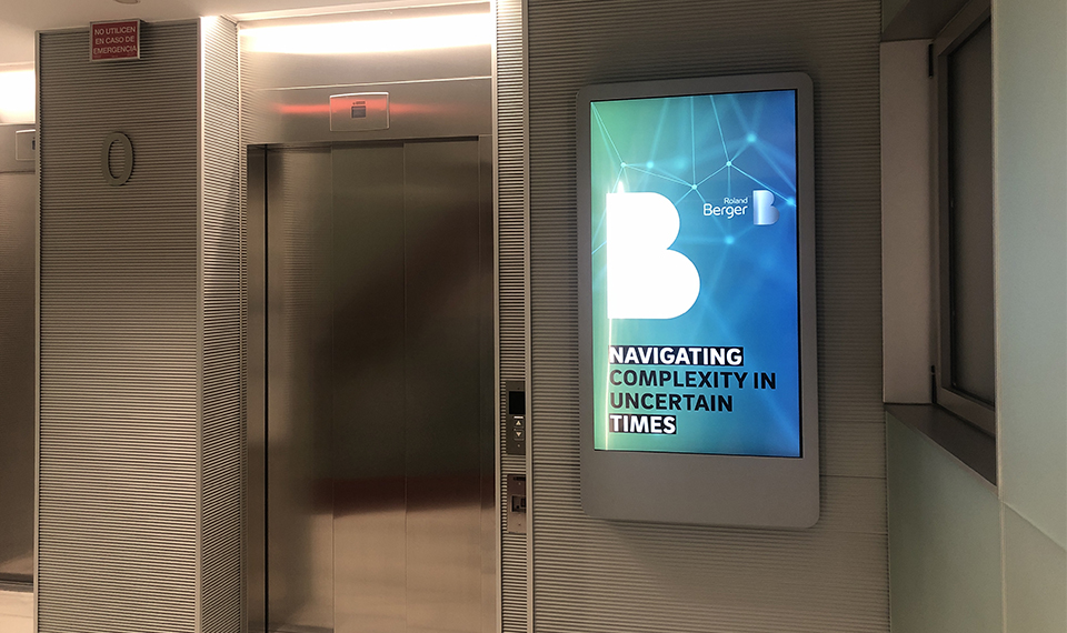 totem digital iluminado puerta ascensor