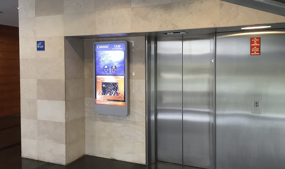 totem digital puerta ascensor